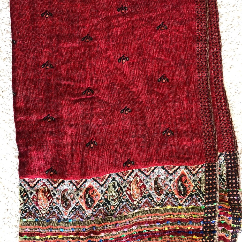 Red patterned scarf - Picture 3 of 3